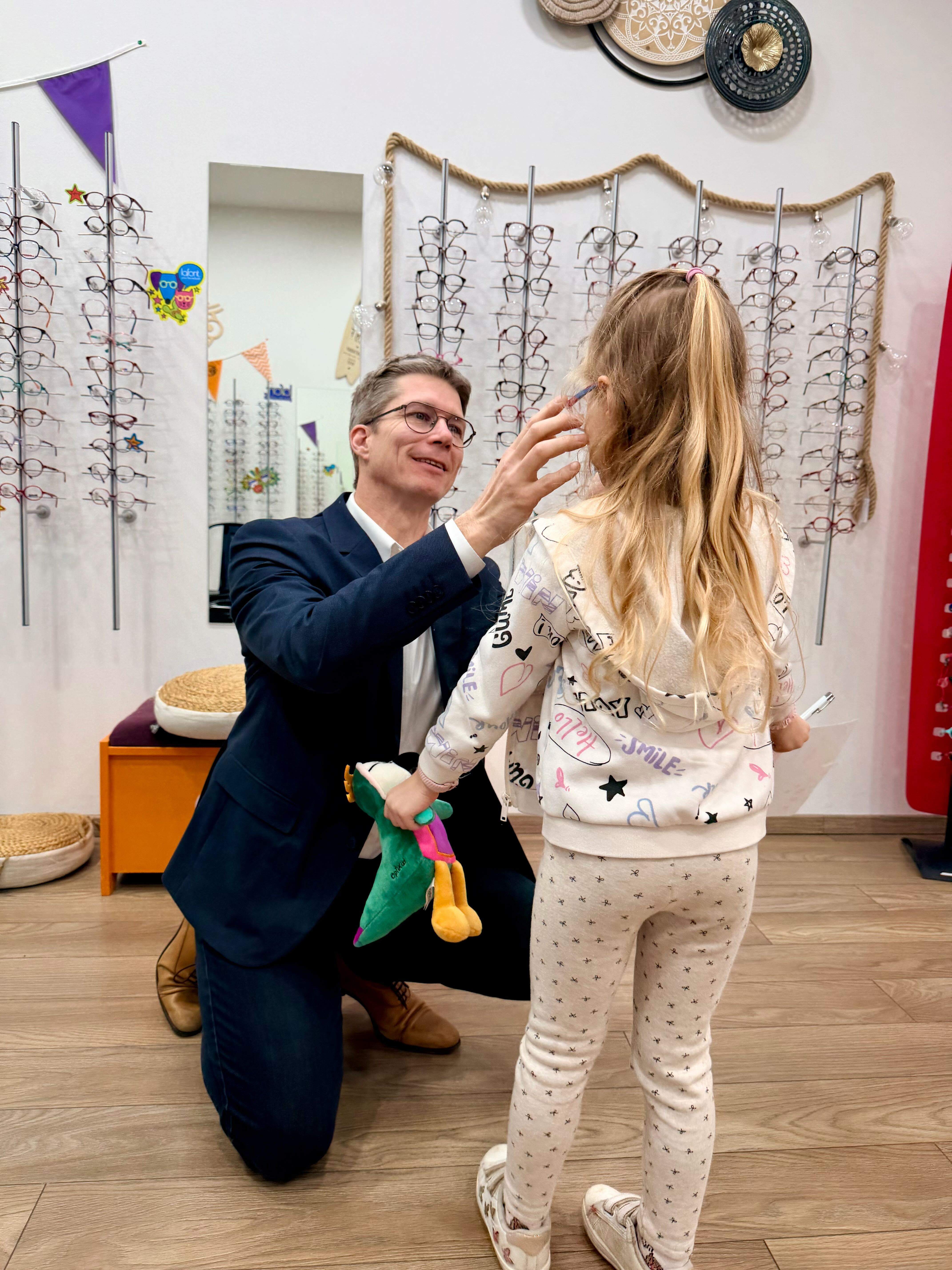 Opticien accompagnant un enfant